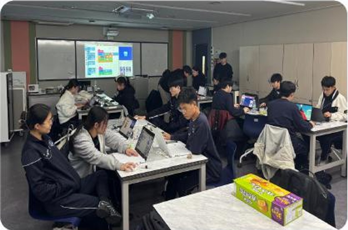 Students participating in a FanDoor 3D creation class
