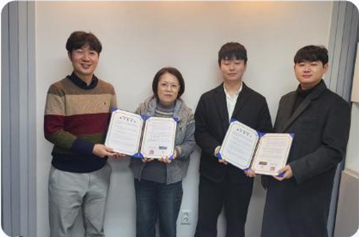Representatives holding signed partnership agreements